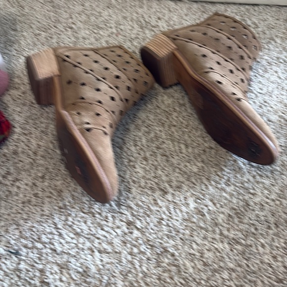 Michael Kors  tan gently used cut out bootie’s . - Picture 2 of 3